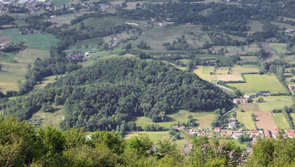 Obraz premium Panoramic view from a hill with many trees and some villages