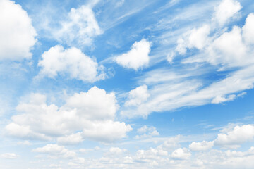 Naklejka premium white summer clouds on blue sky