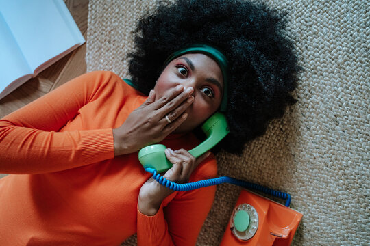 Comical 50s housewife talking on a vintage phone