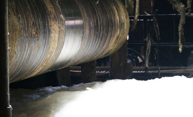 Stainless steel rolling machine for producing silica fiberglass material.