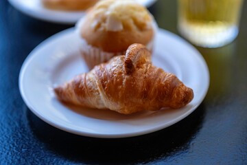 Breakfast Croissant and Muffin 朝食　クロワッサン　マフィン