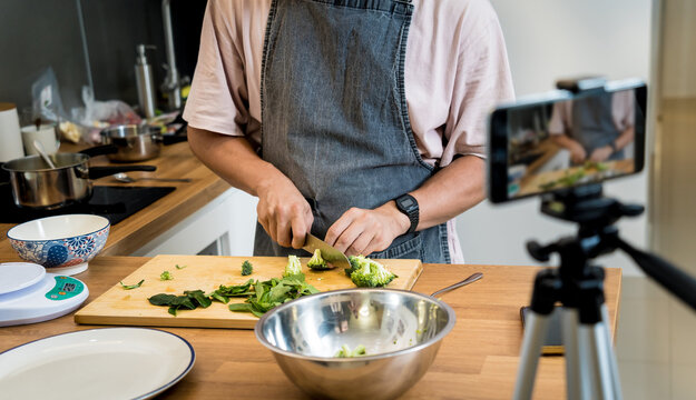 The chef is broadcasting live from workshop how to prepare a vegetarian lentils soup