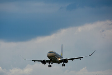 青空と着陸する飛行機