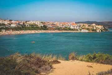 Fototapeta premium Riverside View of a Busy Beach