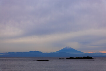 海の家のビーチチェアから眺める夕暮れの海と富士山。

日本国神奈川県三浦市荒井浜。
2024年6月撮影。
