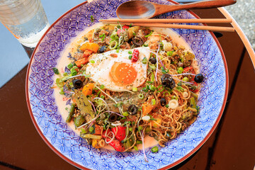 夏野菜たっぷりのミーゴレン。
おしゃれなマドラーのレモンサワー。
美術館、ライブハウスを兼業している素敵な海の家。

日本国神奈川県三浦市荒井浜。
2024年6月撮影。

