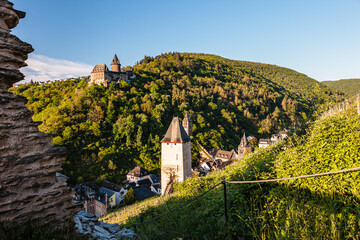 Burg Stahleck und die historische Stadtmauer bei Sonnenaufgang, Bacharach, Deutschland, Europa