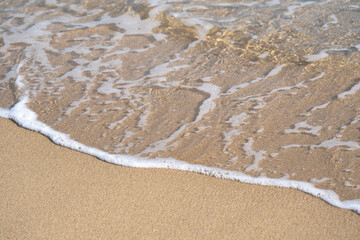 砂浜に打ち寄せる波