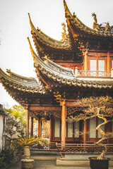 Fototapeta premium view of chinese architecture in Yu Garden in Shanghai, China