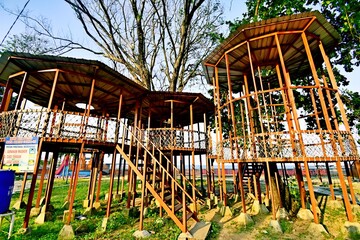 The tree house is one of the popular places in the Kartini Beach tourist area of Jepara