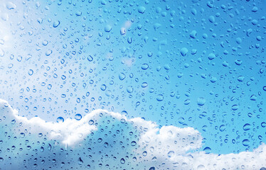 Regentropfen vor unscharfer Landschaft