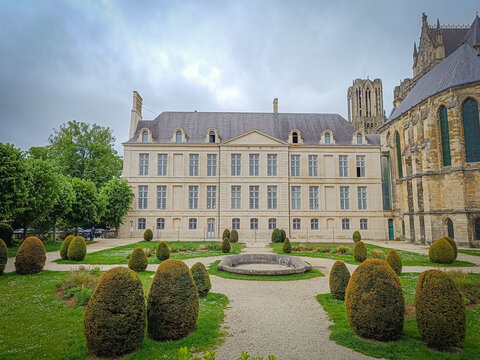 palais du Tau, ancienne r&eacute;sidence d'archev&ecirc;ques &agrave; c&ocirc;t&eacute; de la cath&eacute;drale de la ville de Reims (France)