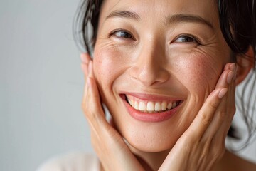 頬に手をあてるシニア・ミドル女性のポートレート（美容・整形・アンチエイジング）