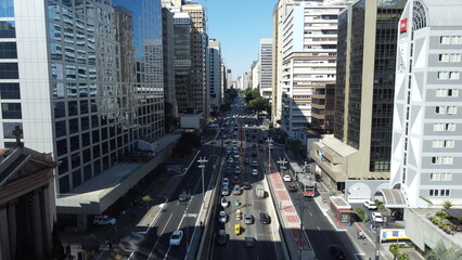 Fototapeta premium Tráfego de veículos e prédios na cidade de são paulo, sp, brasil