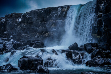 夜明けの滝の神秘