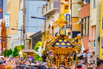 神輿と街並み（三社祭）
