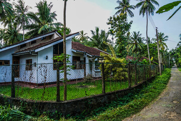 熱帯の家とフェンス