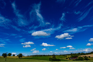 Hochspannungsmasten im Feld