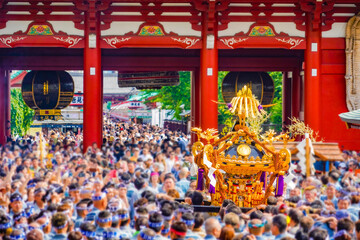浅草の三社祭の風景