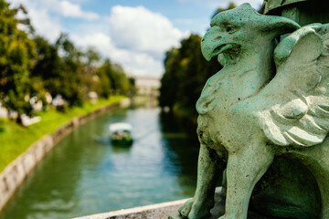 Fototapeta premium statue of a lion next to a river