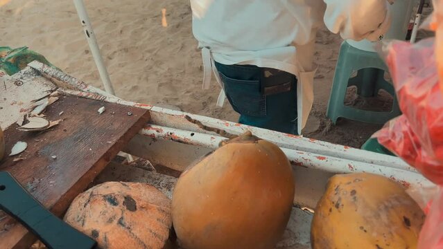 manos de coco que trabajan honestamente
