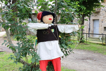 Epouvantail archer, ville de Brives Charensac, département de la Haute Loire, France