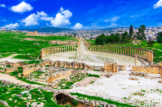 Jerash Archeological City, Jordan: Oval Forum and Cardo Maximus in the ancient roman city of Gerasa modern Jerash, a roman decapolis city. Middle East travel destination