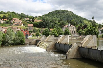 Barrage sur le fleuve Loire, ville de Brives-Charensac, département de la Haute Loire, France