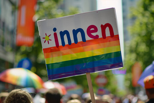 Sign with colorful text saying "*innen" - a suffix used for gender neutral language in Germany