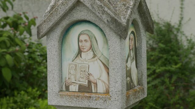 depictions of nuns and monk on stele