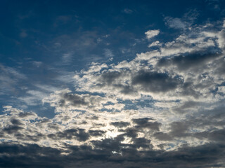 Fototapeta premium 早朝の青空と白い雲