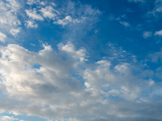 早朝の青空と白い雲