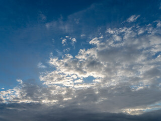 早朝の青空と白い雲