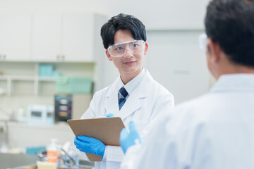 研究室で議論をする科学者