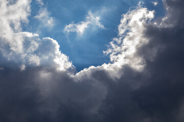 grandi nuvole scure che coprono il cielo azzurro, di giorno