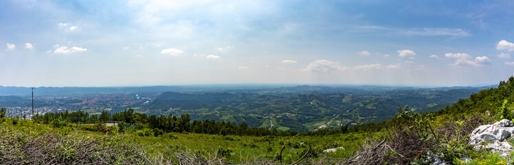 Obraz premium ampia composizione panoramica che mostra dall'alto da una montagna, la vasta area in pianura che circonda la città di Gorizia nel Italia nord orientale, in primavera, di giorno, sotto un cielo sereno