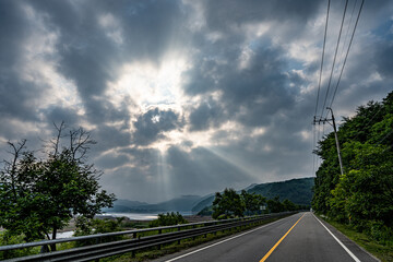 구름 사이 햇빛