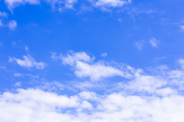 青空に白い雲