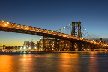 Fototapeta premium Williamsburg Bridge in New York City during Twilight hour
