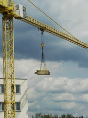 Dźwig typu żuraw na budowie © tomo81