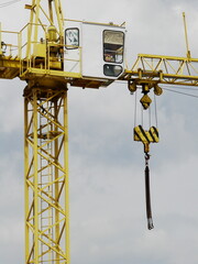 Dźwig budowlany (żuraw) z widoczną suwnicą oraz konstrukcją © tomo81