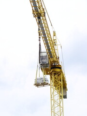 Dźwig budowlany (żuraw) z widoczną suwnicą oraz konstrukcją © tomo81