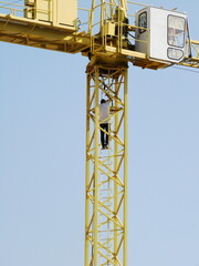 Dźwig budowlany (żuraw) z widoczną suwnicą oraz konstrukcją © tomo81