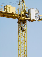 Dźwig typu żuraw na budowie © tomo81