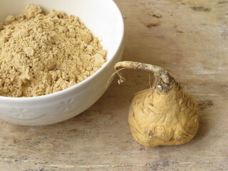 Maca cruda y maca en polvo lista para servir en las comidas o bebidas. Planta nativa del Perú con propiedades nutricionales.