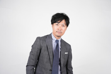 グレースーツのビジネスマン