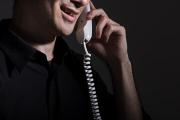 詐欺電話をかける男性　scam call