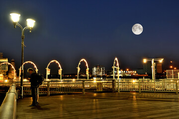 山下公園氷川丸前デッキから見る満月 © masyok