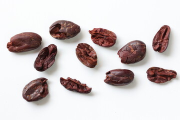 Obraz premium Cocoa beans isolated on white