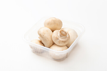 白背景にホワイトマッシュルーム